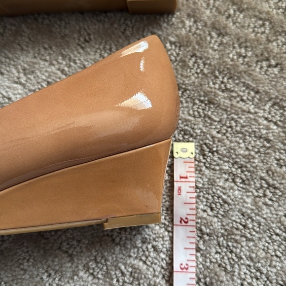 Stuart Weitzman patent leather wedge shoes tan size 7 - Picture 8 of 9